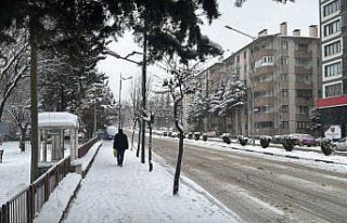 Tokat'ta kent merkezinde kar kalınlığı 15...