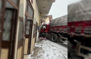 Tokat'ta tırın eve çarpması kameraya yansıdı