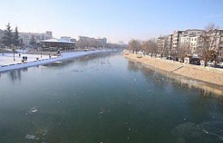 Tokat'ta Yeşilırmak'ın yüzeyi kısmen...