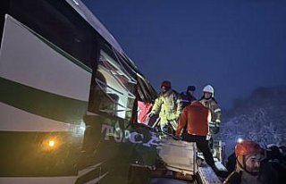 Tokat'ta yolcu otobüsünün kamyona çarptığı...