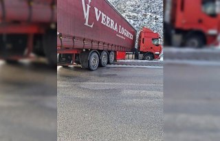 Tokat'ta yolda kalan tırı İl Özel İdaresi...