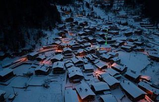 Trabzon'da yüzeyi buz tutan Uzungöl görülmeye...