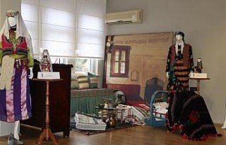 Trabzon'un yöresel kıyafetlerinden oluşan...