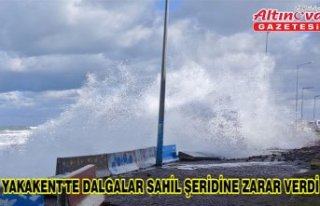 Yakakent'te dalgalar sahil şeridine zarar verdi