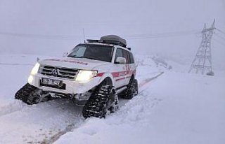 Yolu kapalı köyde yaralanan kişi paletli kar ambulansıyla...