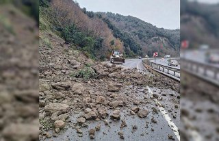 Zonguldak'ta heyelan kara yolunda ulaşımı...