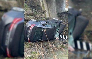 Zonguldak'ta kaza sonrası dereye düşen otomobilin...