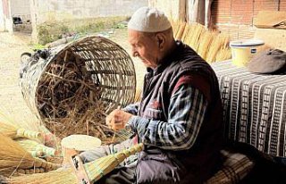 80 yaşındaki Yıldırım, kendi kendine öğrendiği...