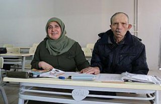 Amasya'da 30 yıllık evli çift birlikte okuma...