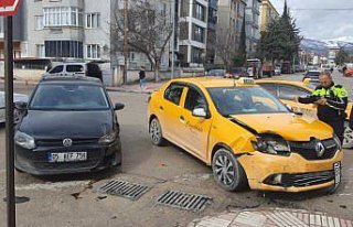 Amasya'da çarpışan iki otomobilin sürücüsü...