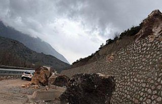 Amasya'da kara yoluna düşen kaya parçaları...