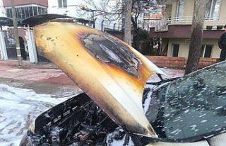 Amasya'da seyir halindeki otomobilde çıkan...