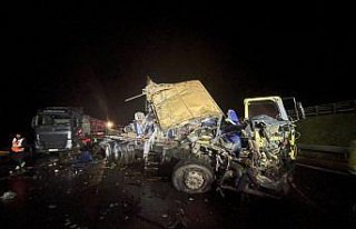 Anadolu Otoyolu'nda kamyon ile tırın çarpışması...