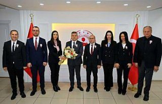 Artvin Defterdarlığı çalışanları Vali Ergün'ü...