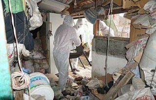 Çorum'da bir evden 4 kamyon çöp çıkarıldı