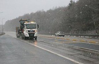 D-100 kara yolunun Bolu Dağı geçişinde kar etkili...