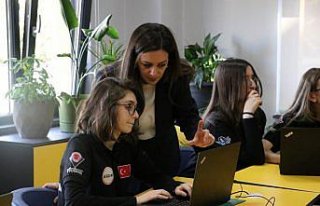 Dijital odaklı çalışmalarıyla öğrencileri teknoloji...