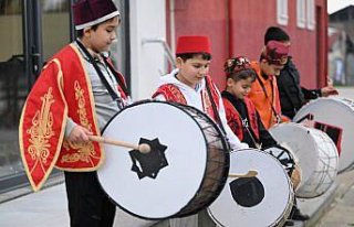 Düzce'de çocuklar ramazanı davullar eşliğinde...