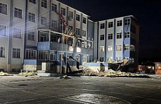 Düzce'de kuvvetli rüzgarda çatısı uçan...