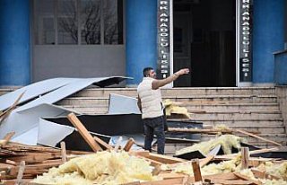 Düzce'de kuvvetli rüzgarda çatısı uçan...