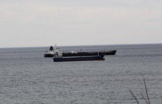 Fırtına uyarısı üzerine yük gemileri Sinop'un...