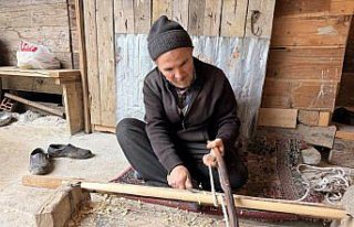 Geleneksel beşik ustası kaybolmaya yüz tutan mesleğini...