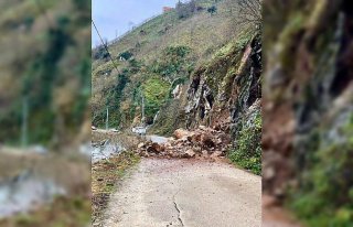 Giresun'da heyelan nedeniyle köy yollarında...