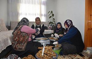 Kadınlar ipe ceviz dizerek hem ev ekonomisine katkı...