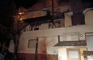 Karabük'te 3 katlı evde çıkan yangın söndürüldü
