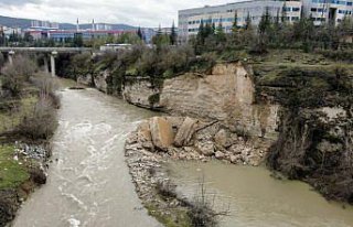 Karabük'te yamaçtan kopan kaya parçaları...