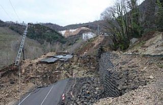 Ordu'da heyelan nedeniyle Ünye-Akkuş yolu ulaşıma...