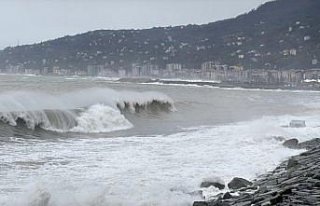 Rize ve Trabzon'da denizde fırtına etkili oldu