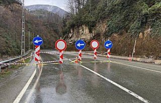 Rize'de heyelan nedeniyle kapanan köy yolunda...