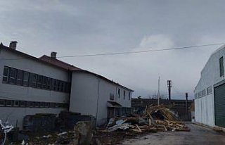 Samsun'da kuvvetli rüzgar çatıları uçurdu