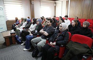 Samsun'da Yeşilay gönüllüsü üniversiteliler...