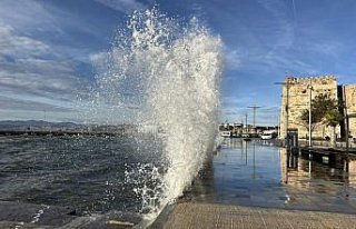 Sinop'ta fırtına nedeniyle yüksek dalgalar...