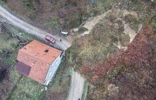 Sinop'ta heyelan nedeniyle köy yolu ulaşıma...