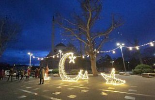 Suluova'da ramazan dualarla ve mahya ile karşılandı