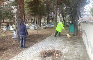 Taşova Belediyesinden mezarlık temizliği