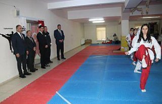 Taşova Kaymakamı Kartal'dan tekvando kursuna...