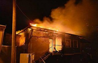 Taşova'da yangın çıkan ahşap ev kullanılamaz...