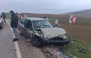 Tokat'ta 2 otomobilin çarpıştığı kazada...