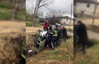 Tokat'ta kanala devrilen hafif ticari araçtaki...