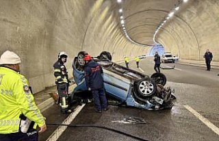 Trabzon'da devrildikten sonra yanan otomobilin...