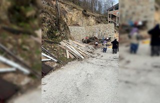 Trabzon'da fırtınada uçan çatı 4 otomobile...