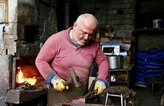 Tutkuyla dövdüğü demir ve çeliği yaklaşık...