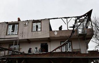 Vezirköprü'de çıkan yangında iki katlı...