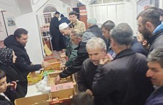 Yeşilyurt Kaymakamı Altın, camide helva dağıttı