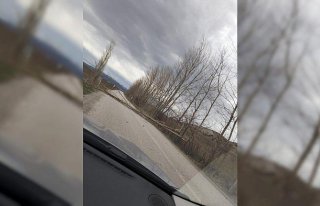 Yeşilyurt'ta şiddetli rüzgar nedeniyle yola...