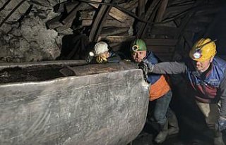 Zonguldak'ta maden işçileri ilk sahurlarını...